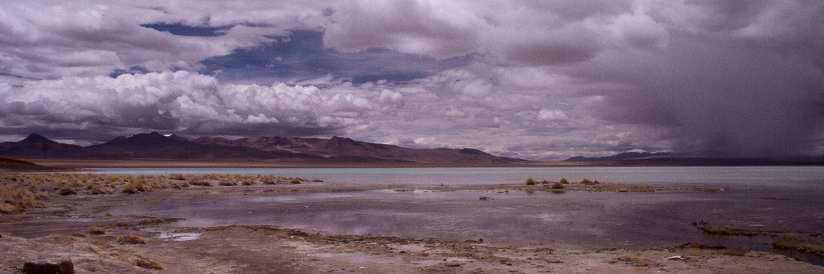 Photo panoramique de la Laguna Agua Caliente (Bolivie)