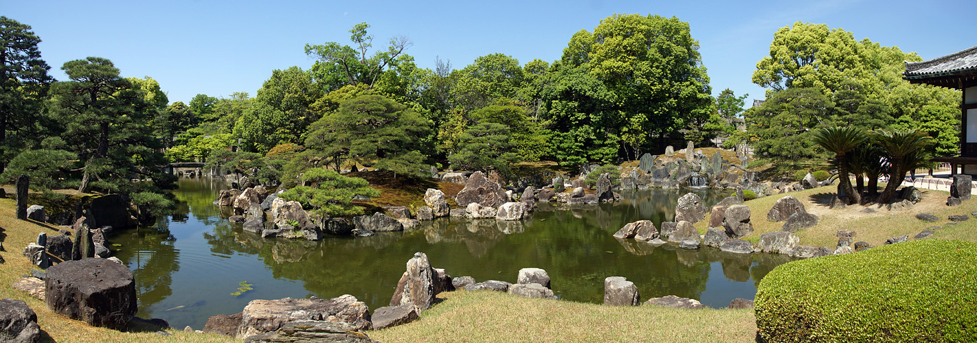 Photo panoramique du bassin du jardin du palais [q]Ni no Maru[q] (Château [q]Nijō-jō[q]) à Kyōto