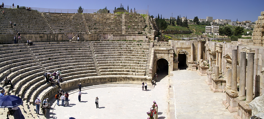 Photo panoramique du théâtre romain de Jérash