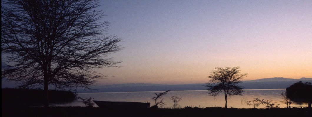 Photo panoramique du lever de soleil sur le lac Naivasha