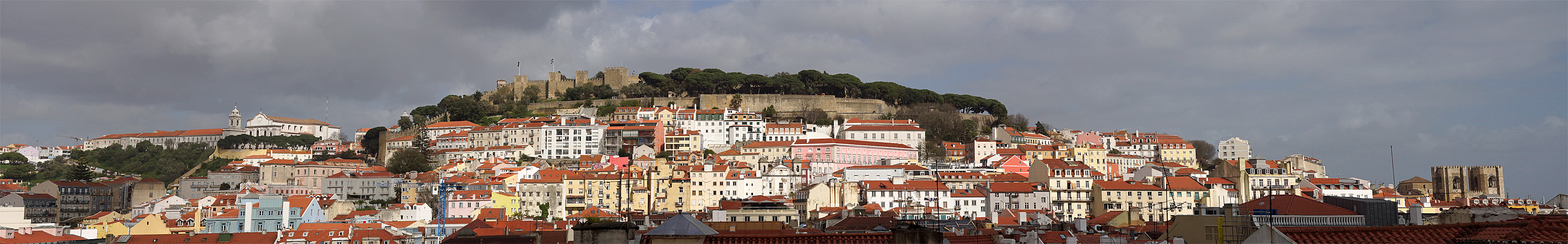 Photo panoramique du couvent [q]Nossa Senhora de Graça[q], du [q]Castelo de São Jorge[q] et de la cathédrale [q]Sé Patriarcal[q]