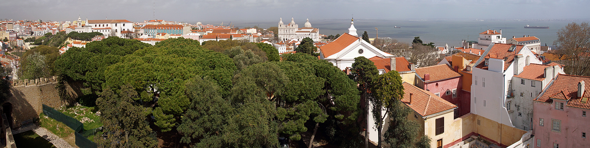Photo panoramique du couvent [q]Nossa Senhora de Graça[q], du monastère de [q]Sao Vicente de Fora[q] et de léglise [q]Santa Cruz do Castelo[q]