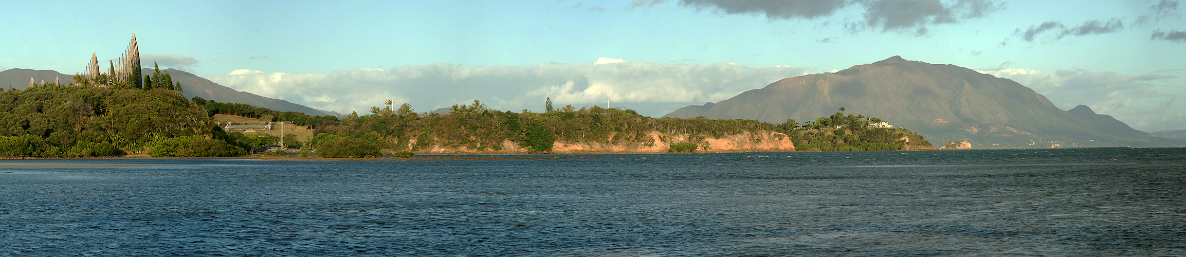 Photo panoramique de la baie de Magenta à Nouméa