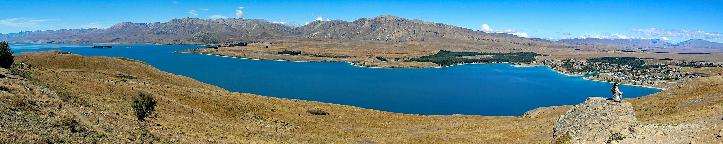 NOUVELLE-ZELANDE - photo panoramique du village de [q]Lake Tekapo[q] depuis le sommet du mont John