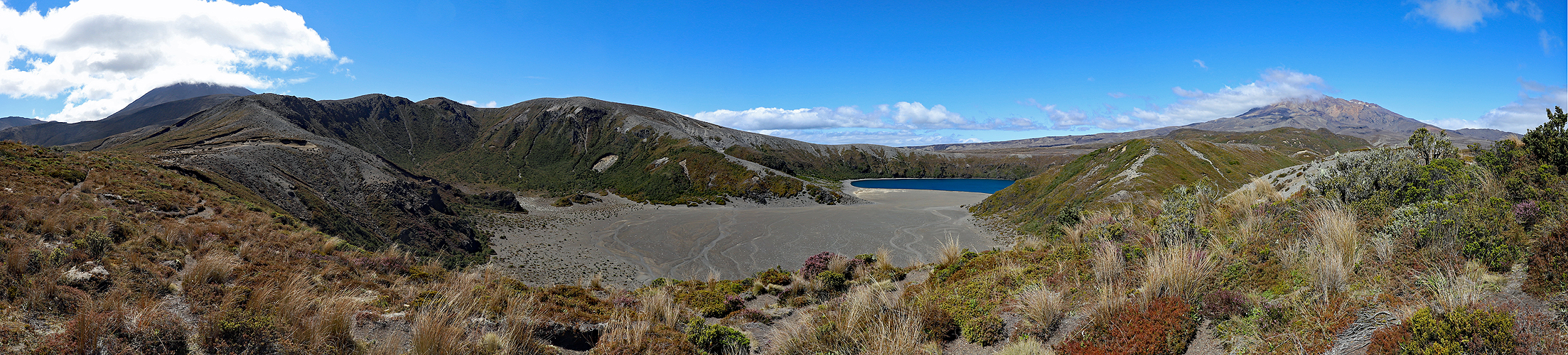 NOUVELLE-ZELANDE - photo panoramique du lac Tama inférieur au pied du mont Ruapehu