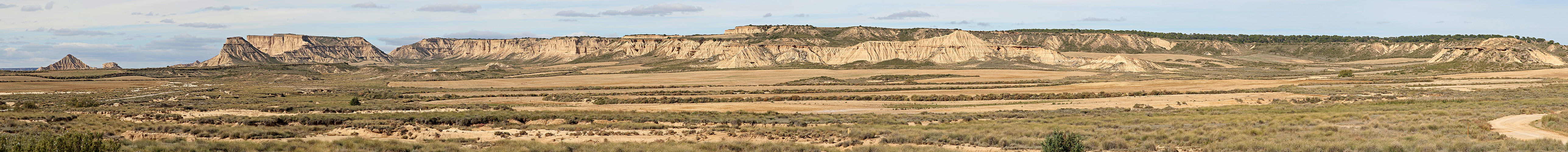 Photo panoramique du massif où lon retouve des cabezos comme celui de Sanchicorrota, [q]El Rallón[q], [q]La Ralla[q] et [q]Piskera[q]