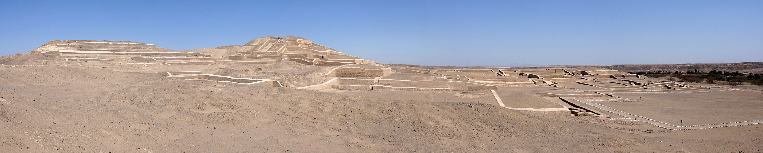 Photo panoramique de Cahuachi, un important centre cérémoniel de la civilisation Nazca