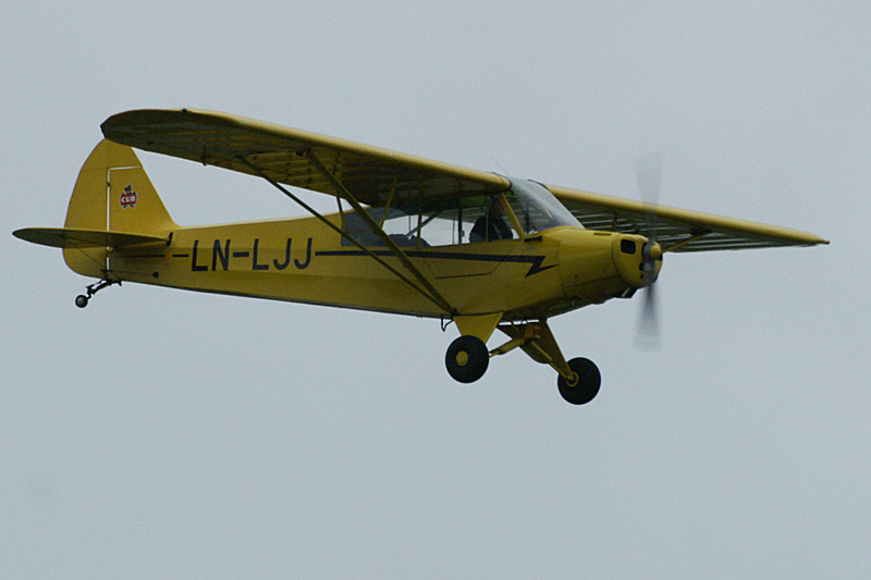 N avions à Francazal - Piper PA-18-90