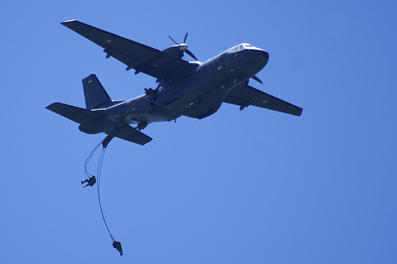Air Expo - Largage de parachutistes depuis le Casa C-295