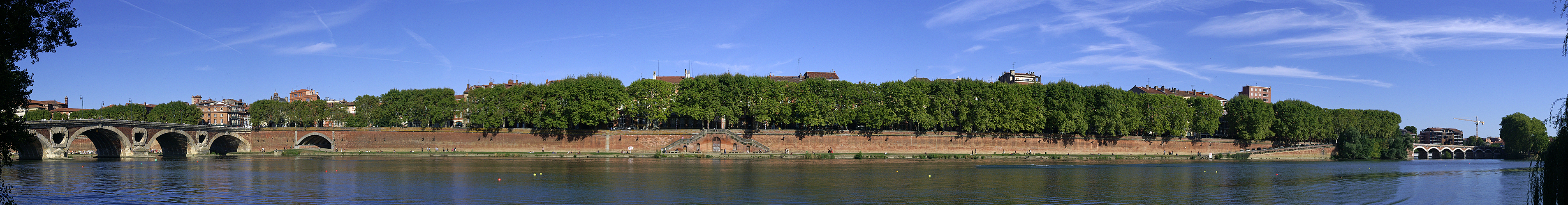 Toulouse, con ! - Depuis le Prairie des Filtres, le quai de Tounis entre le Pont Neuf et le Pont du halade de Tounis