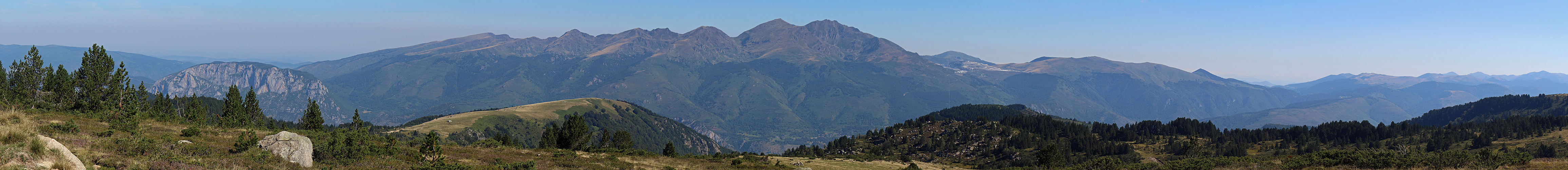 Plateau de Beille - Vers l est, Pic de St Barthelemy et la carrière de talc de Luzenac