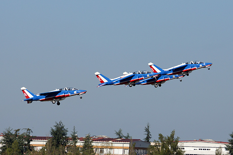 N avions à Francazal - Décollage du premier groupe de la patrouille de France[br](Alpha Jet)