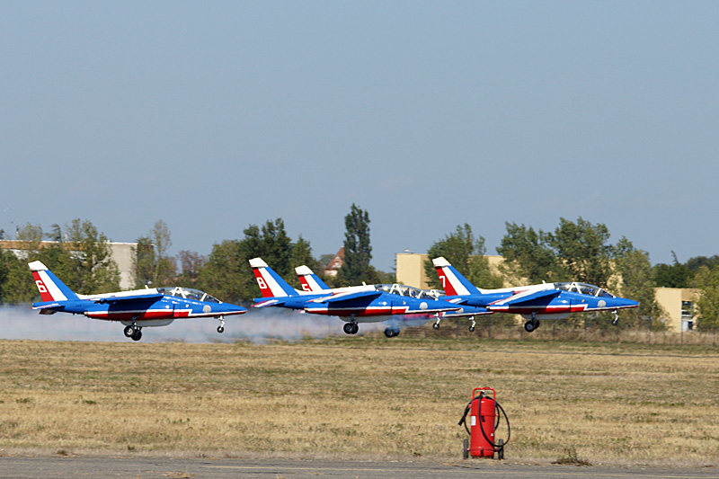 N avions à Francazal - Décollage du second groupe de la patrouille de France[br](Alpha Jet)