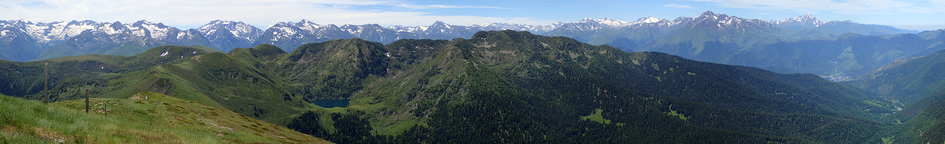Le Mont Né - Panorama depuis le sommet du Mont Né, avec le lac de Bareilles et le Pic du Midi