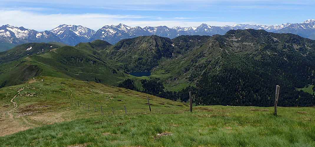 Le Mont Né - Panorama depuis le sommet du Mont Né, avec le lac de Bareilles