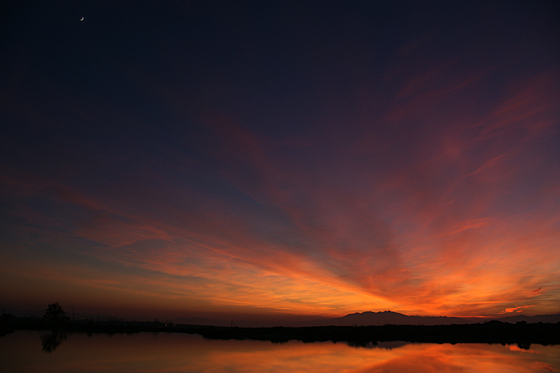 Sur les rives de la Méditerranée - Coucher de soleil sur le Canigou