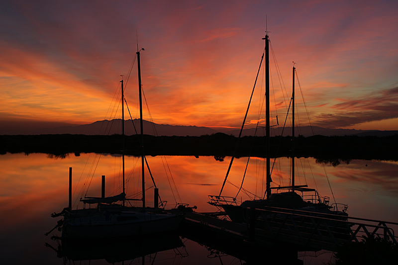 Sur les rives de la Méditerranée - Coucher de soleil sur le Canigou