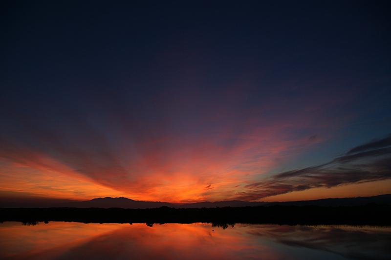 Sur les rives de la Méditerranée - Coucher de soleil sur le Canigou