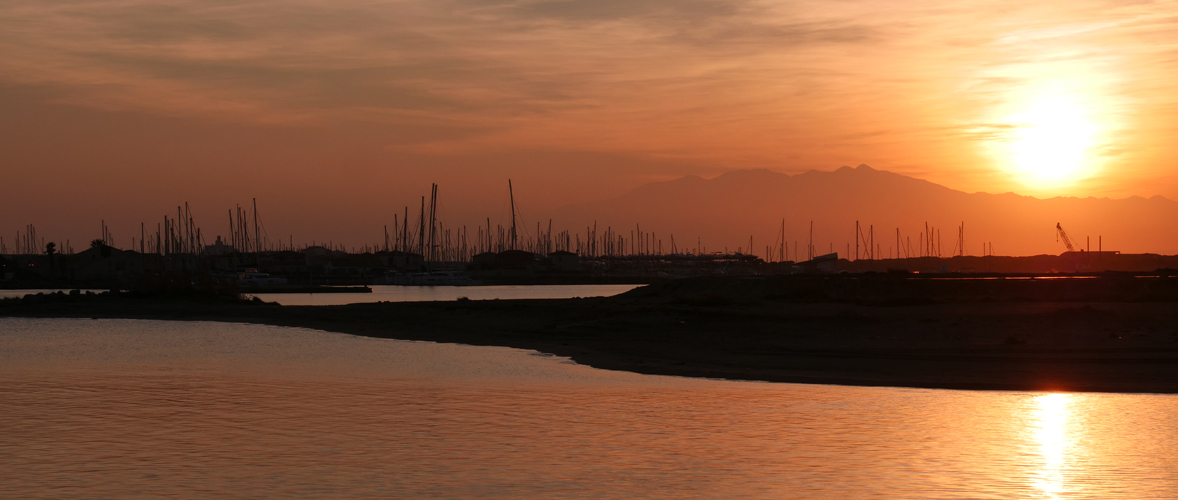 Sur les rives de la Méditerranée - Coucher de soleil sur port de Leucate