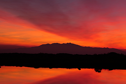 Sur les rives de la Méditerranée - Coucher de soleil sur le Canigou
