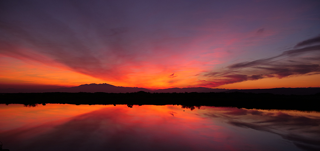 Sur les rives de la Méditerranée - Coucher de soleil sur le Canigou