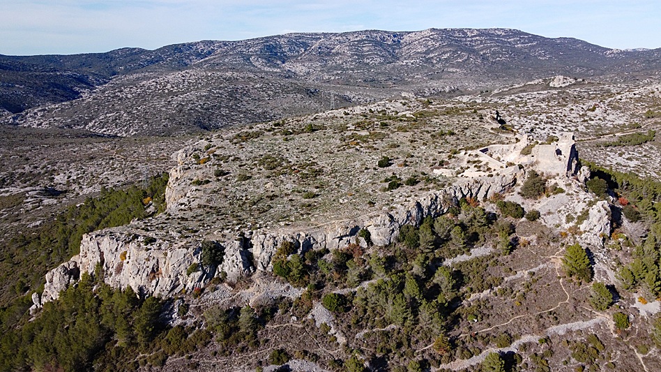 Château de Salveterra - Le château, le petit plateau la falaise