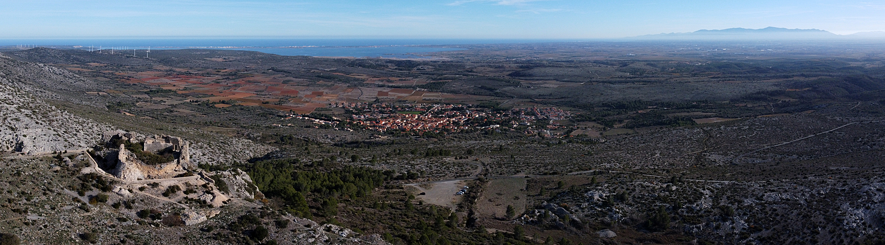 Château de Salveterra - Le château, le village d Opoul, l étang de Leucate, la Méditérranée et les Pyrénées
