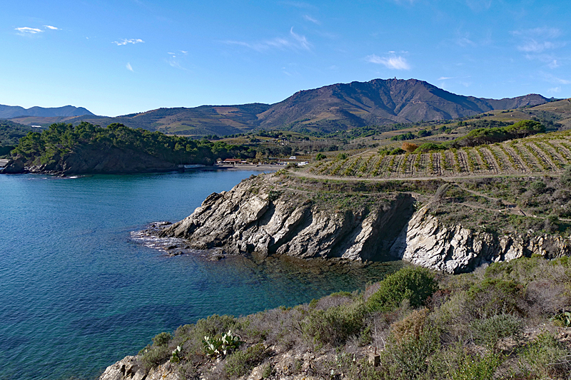 Cap Béar - la plage de Paulilles avec la tour de la Madeloc en arrière plan