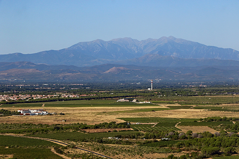 Vol au-dessus des châteaux Cathares ! - Le Canigou s élevant au-dessus de la plaine du Roussillon