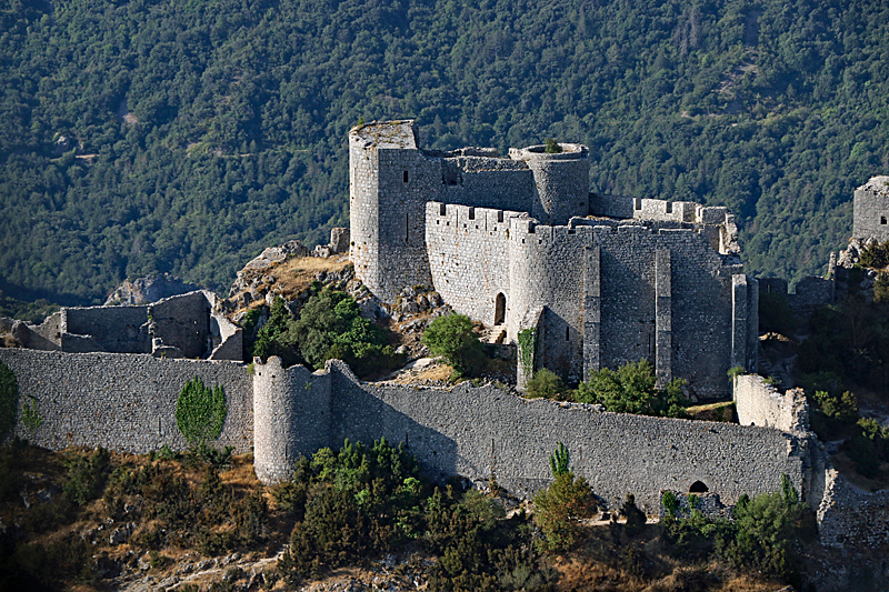 Vol au-dessus des châteaux Cathares ! - La partie basse du château de Peyrepertuse