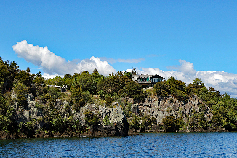 [q]Ngātoroirangi[q] - lac Taupō