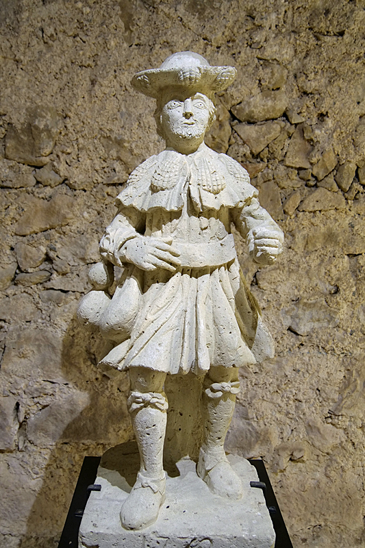 Abbaye de Flaran - Statuette de pèlerin de St Jacques de Compostelle