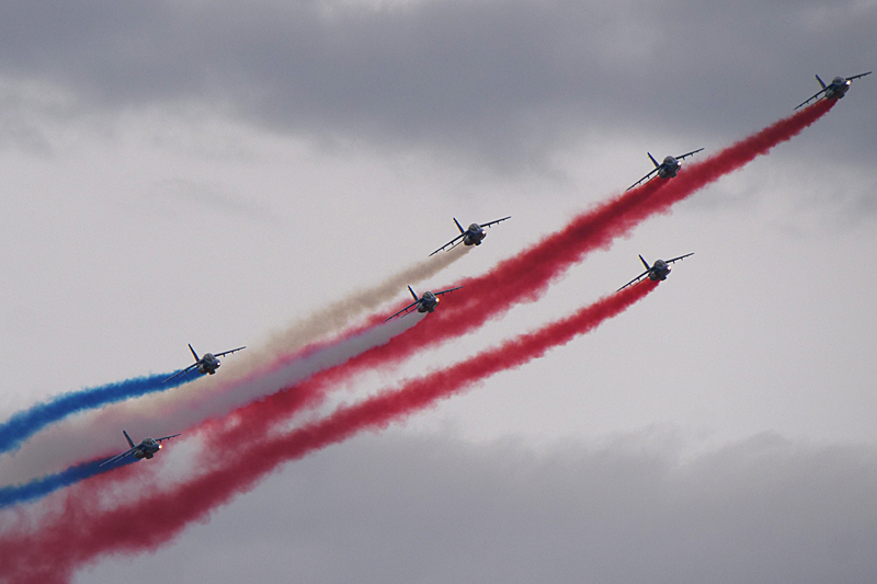 N avions à Carcassonne - Démonstration de la Patrouille de France sur Alphajet