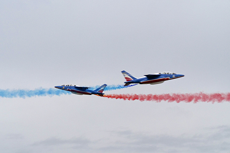N avions à Carcassonne - Démonstration de la Patrouille de France sur Alphajet