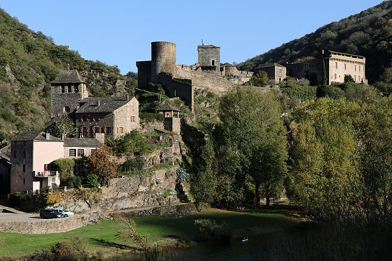 Brousse-le-Château - Le clocher de l église et le château de brousse