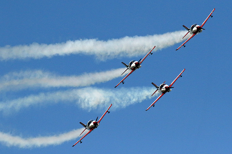 N avions à Carcassonne - La patrouille [q]Pioneer Team[q] sur Pioneer 330