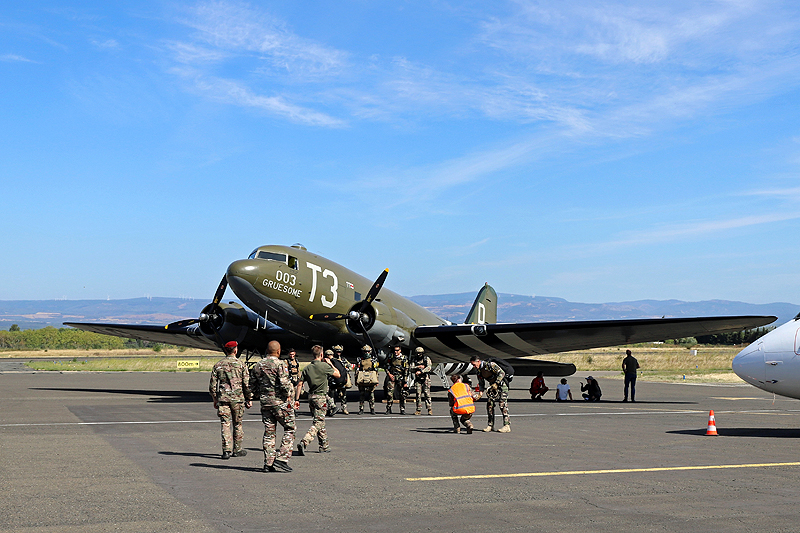 N avions à Carcassonne - Préparation des parachutistes du 3e RPIMa