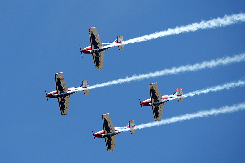 N avions à Carcassonne - La patrouille [q]Pioneer Team[q] sur Pioneer 330