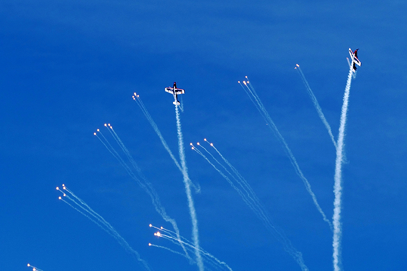 N avions à Carcassonne - La patrouille [q]Pioneer Team[q] sur Pioneer 330