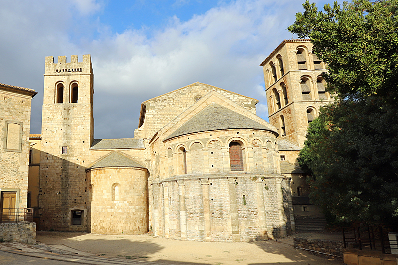 Abbaye de Caunes-Minervois - Abside du XIème siècle et tours du XIIème siècle